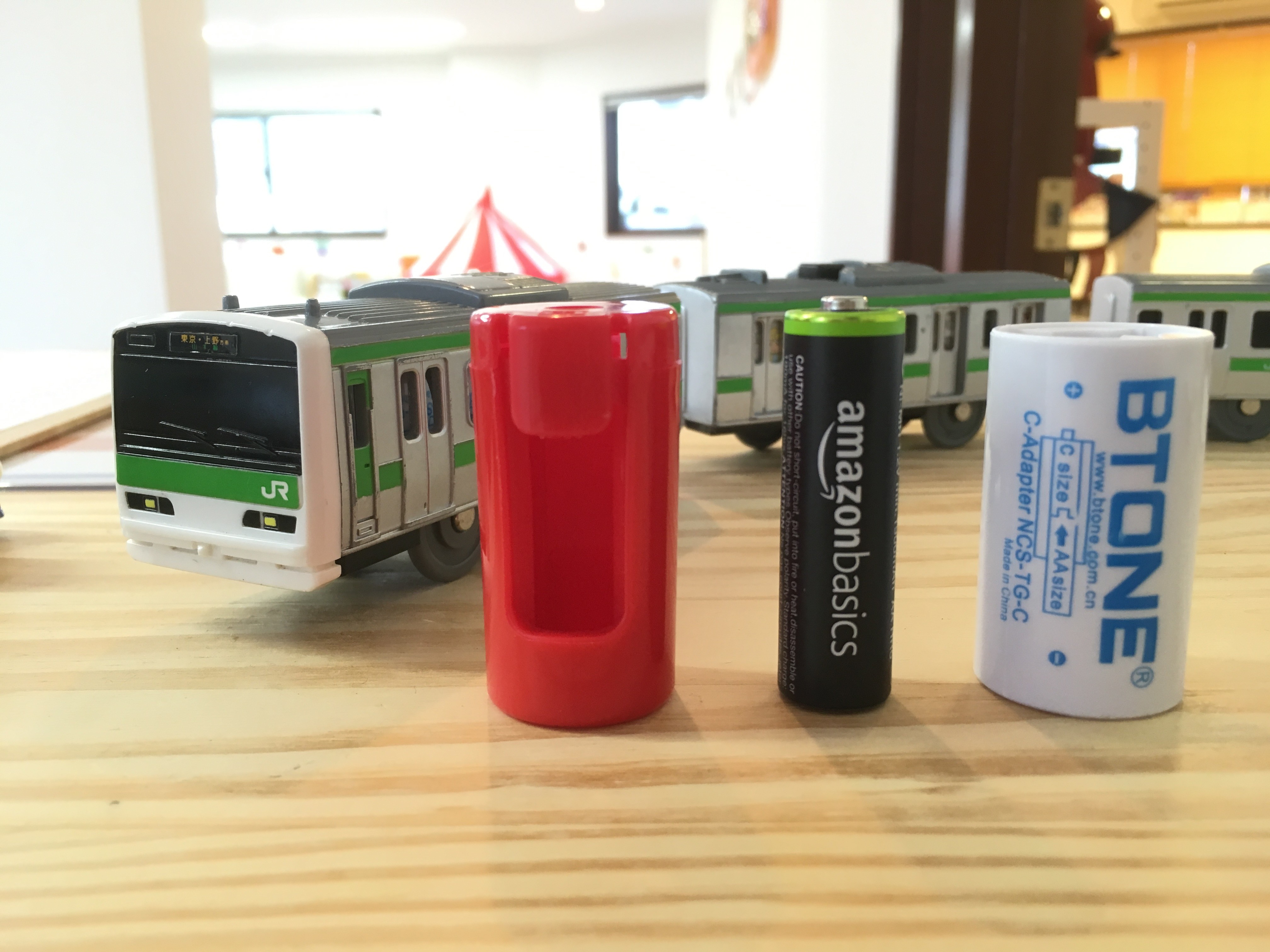 電池スペーサーを使って単二電池で走るプラレールを単三電池で走らせよう！